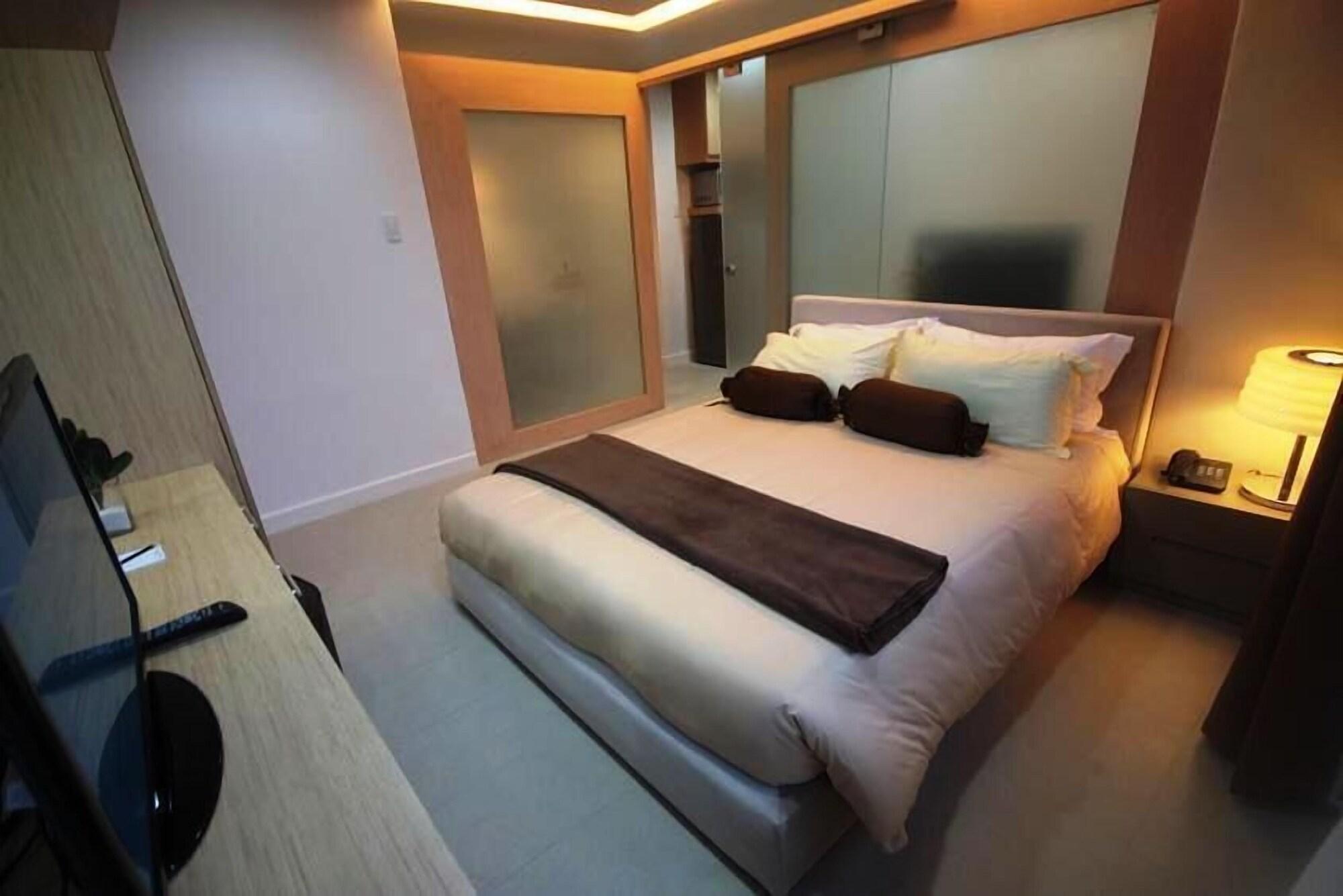 Bsa Twin Towers Aparthotel Mandaluyong Exterior foto